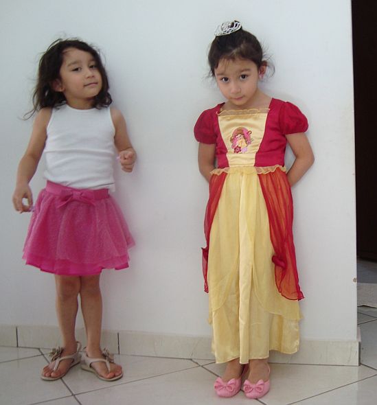 Sophie com a saia de bailarina e Yarin, como a princesa Bela.